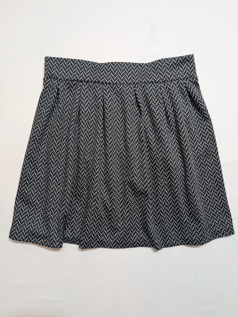 Candies Skirt Juniors Size 5 Black Gray Chevron Skater Rear Zip Stretchy Chevron